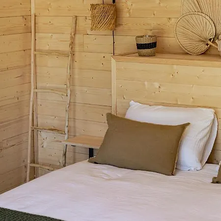 Les De Malbrough אכסניה