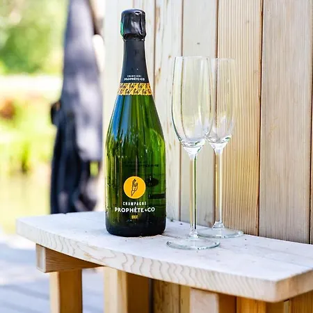 Les De Malbrough אכסניה